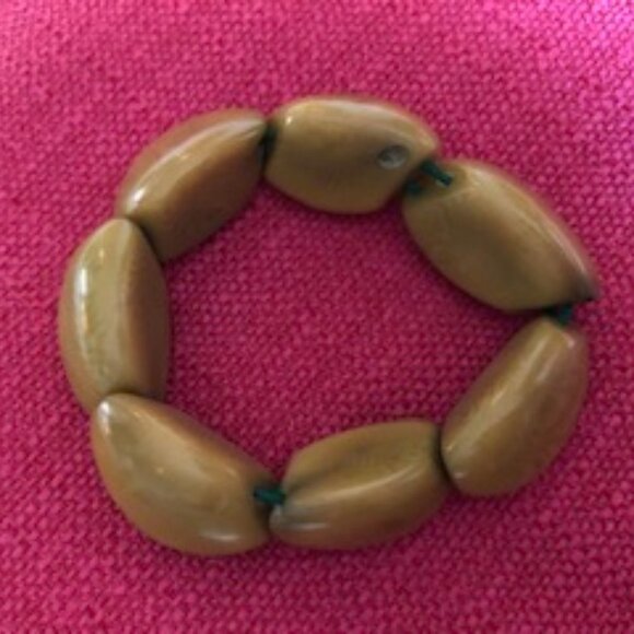 Eco-friendly Nuna Green Tagua Stretch Bracelet - Picture 2 of 3